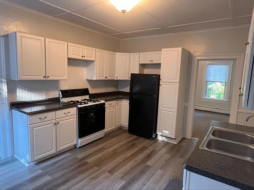 5 bed, 3.0 bath, 800 sqft, $1,950 — Photo 1