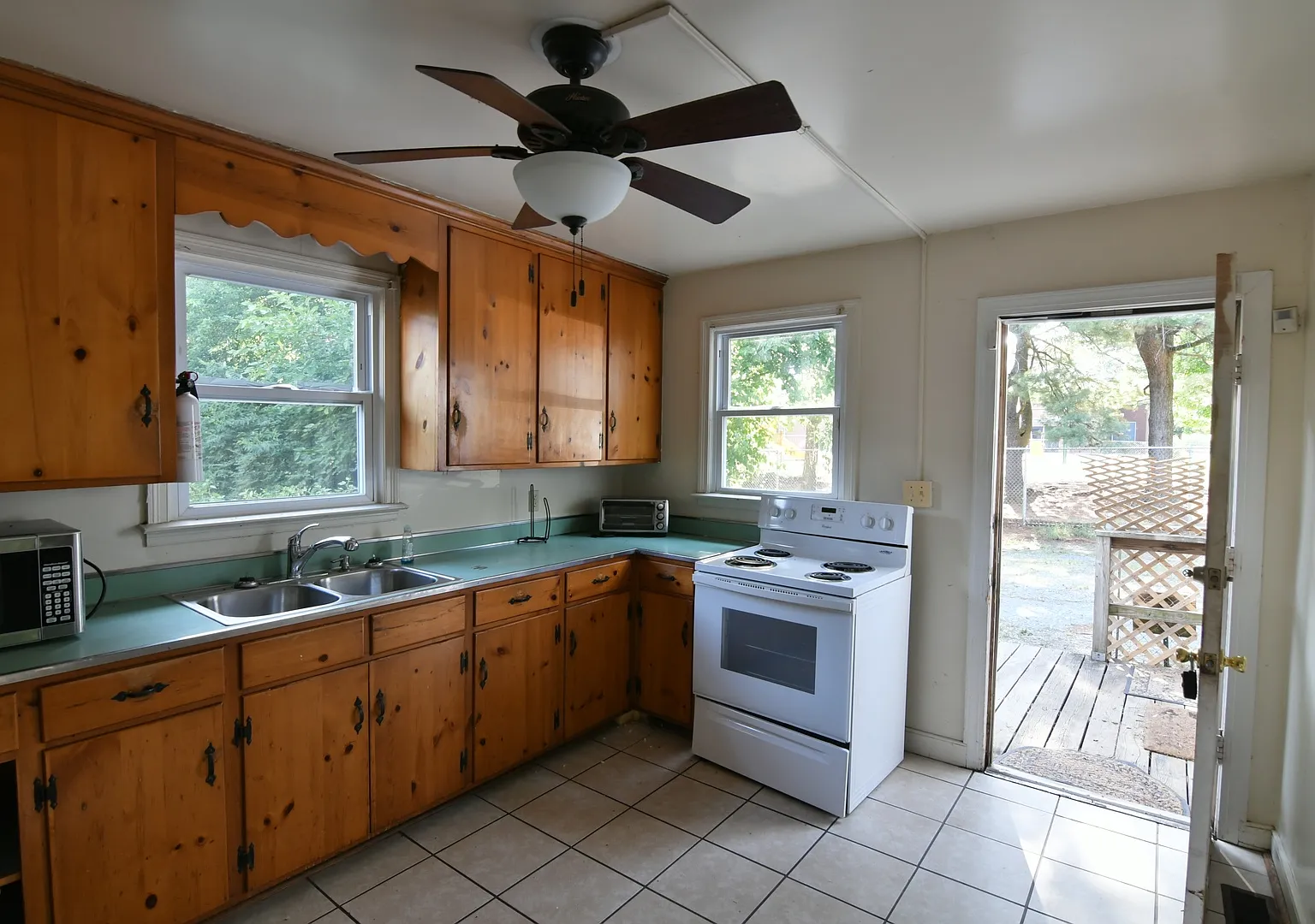 2027-2028 School Year Available / 6 BR, 3 Bath house within walking distance of UVA grounds and t... — Photo 1