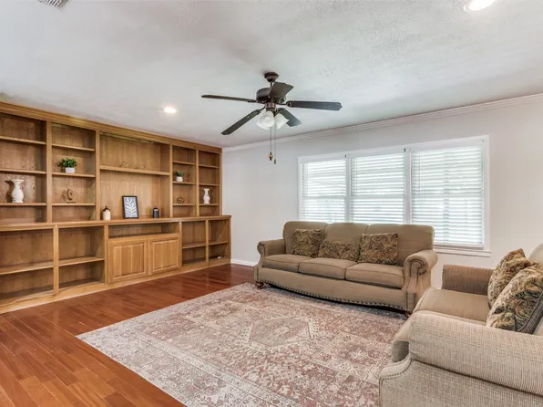 227 N 9th St, Jacksboro, TX 76458