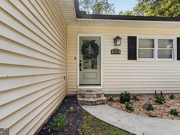 3rd image of 938 Charleston Ct