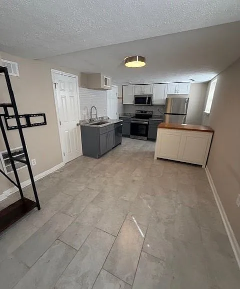 1923 Thompson Ave #2 — Photo 5