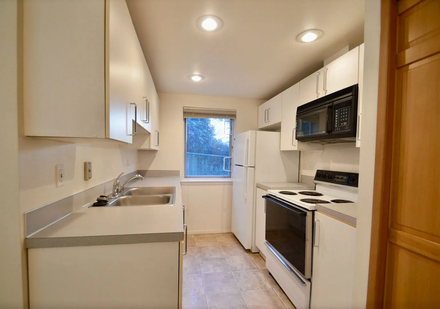 1 Bedroom Apartment in Queen Ann! — Photo 1