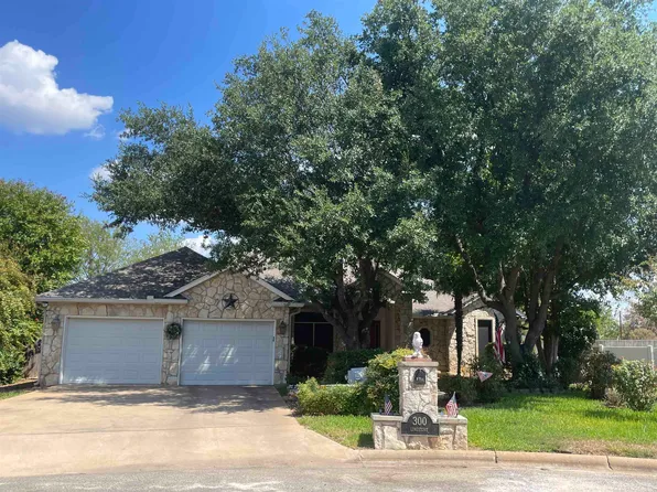 300 Limestone Street, Meadowlakes, TX 78654