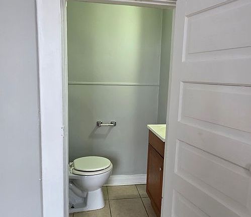3rd image of 223 E 11th St