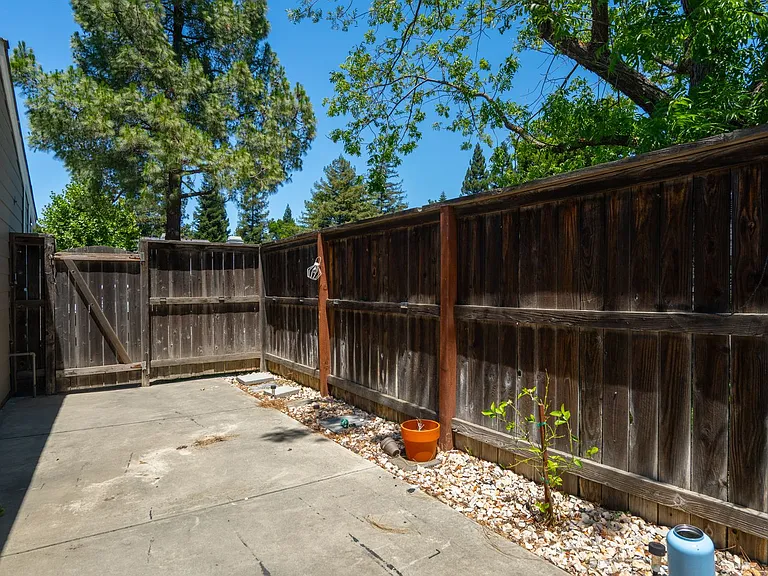 841 Northampton Ct — Photo 16