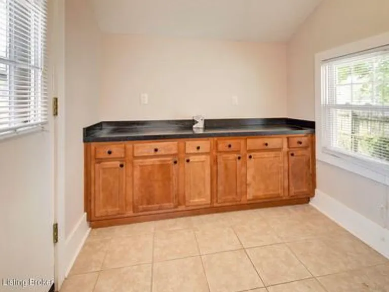 644 Ervay Ave — Photo 13