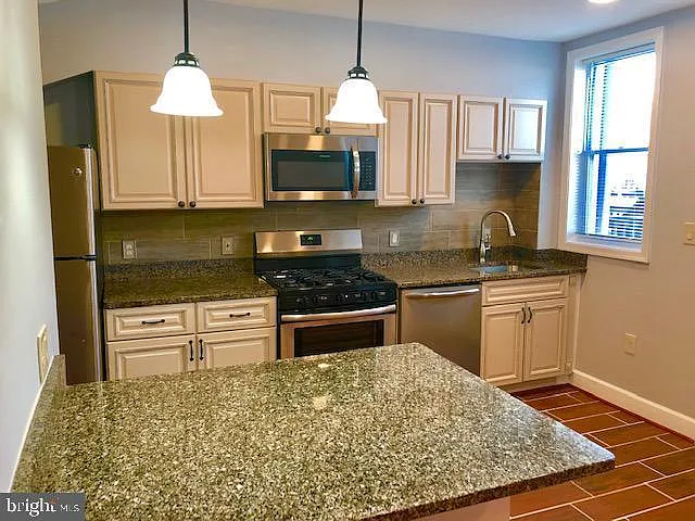 3 bed, 1.5 bath, 2040 sqft, $3,999 — Photo 2