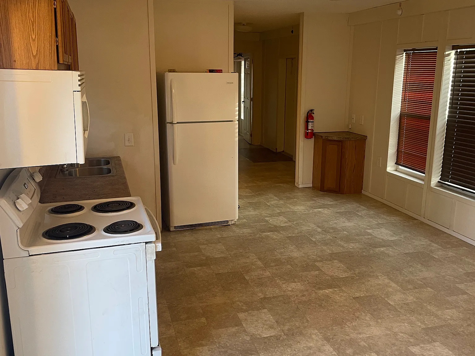 3 bed, 900 sqft, $1,100 — Photo 2