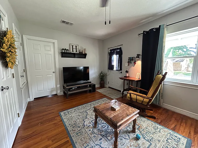 712 Hale St — Photo 4