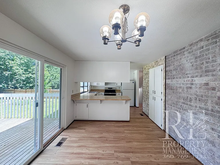 2228 NE Ridgewood Dr — Photo 10