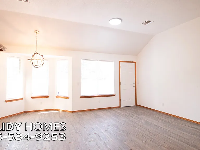 5004 SE 52nd St — Photo 11
