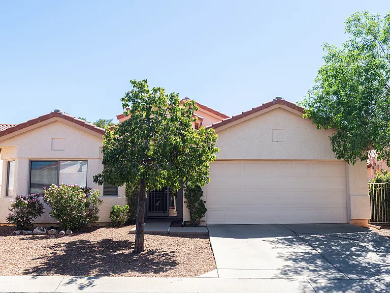 11146 N Desert Flower Dr — Photo 1