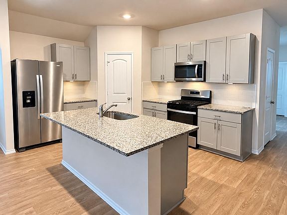 3rd image of 1823 Windsor Blvd