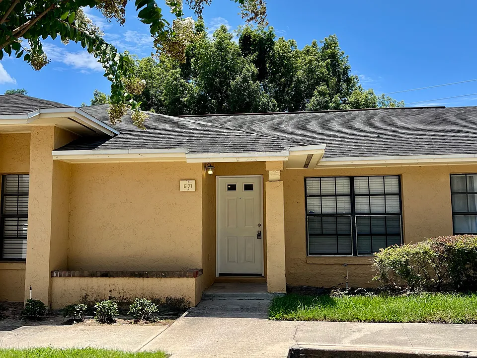 671 Woodlane Cir