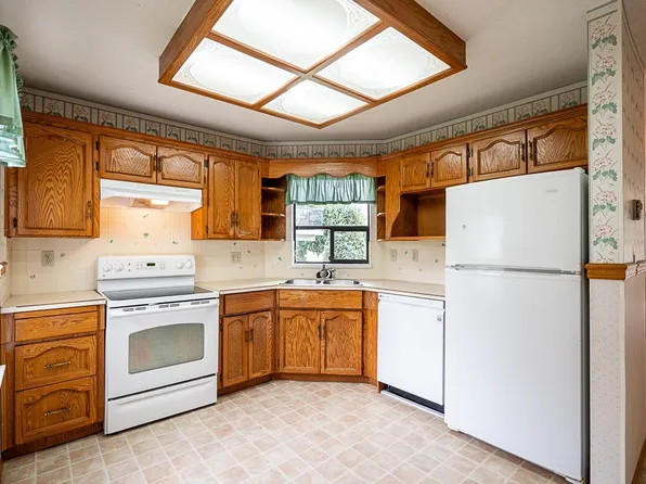 14957 Thrift Ave #201, White Rock, BC V4B 2K1