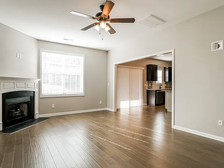 332 Chamberlain Dr — Photo 4