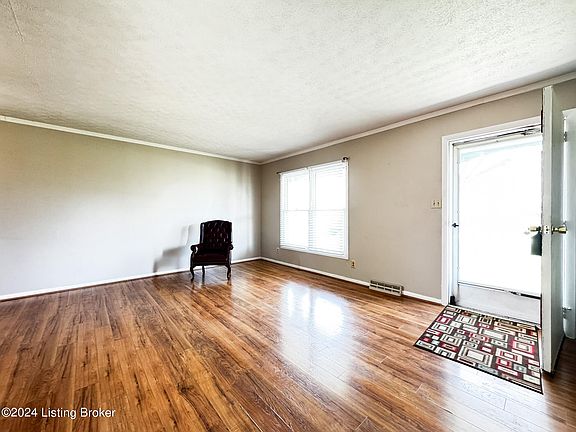 4th image of 133 Hillcrest Dr
