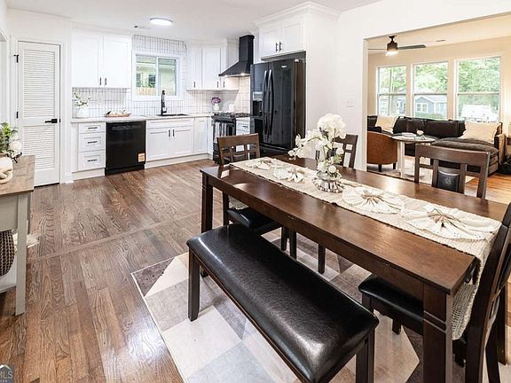 3rd image of 2712 Joyce Ave