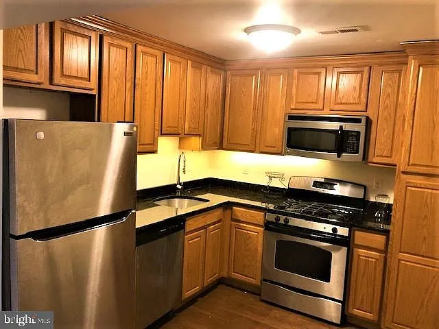 3 bed, 600 sqft, $2,300 — Photo 3