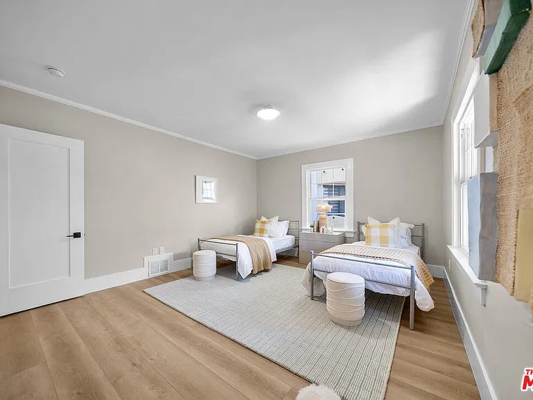 320 Westminster Ave — Photo 15