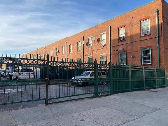 3rd image of 944 Longwood Ave