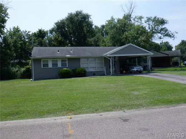 2425 Petrova Ave, Saint Louis, MO 63136