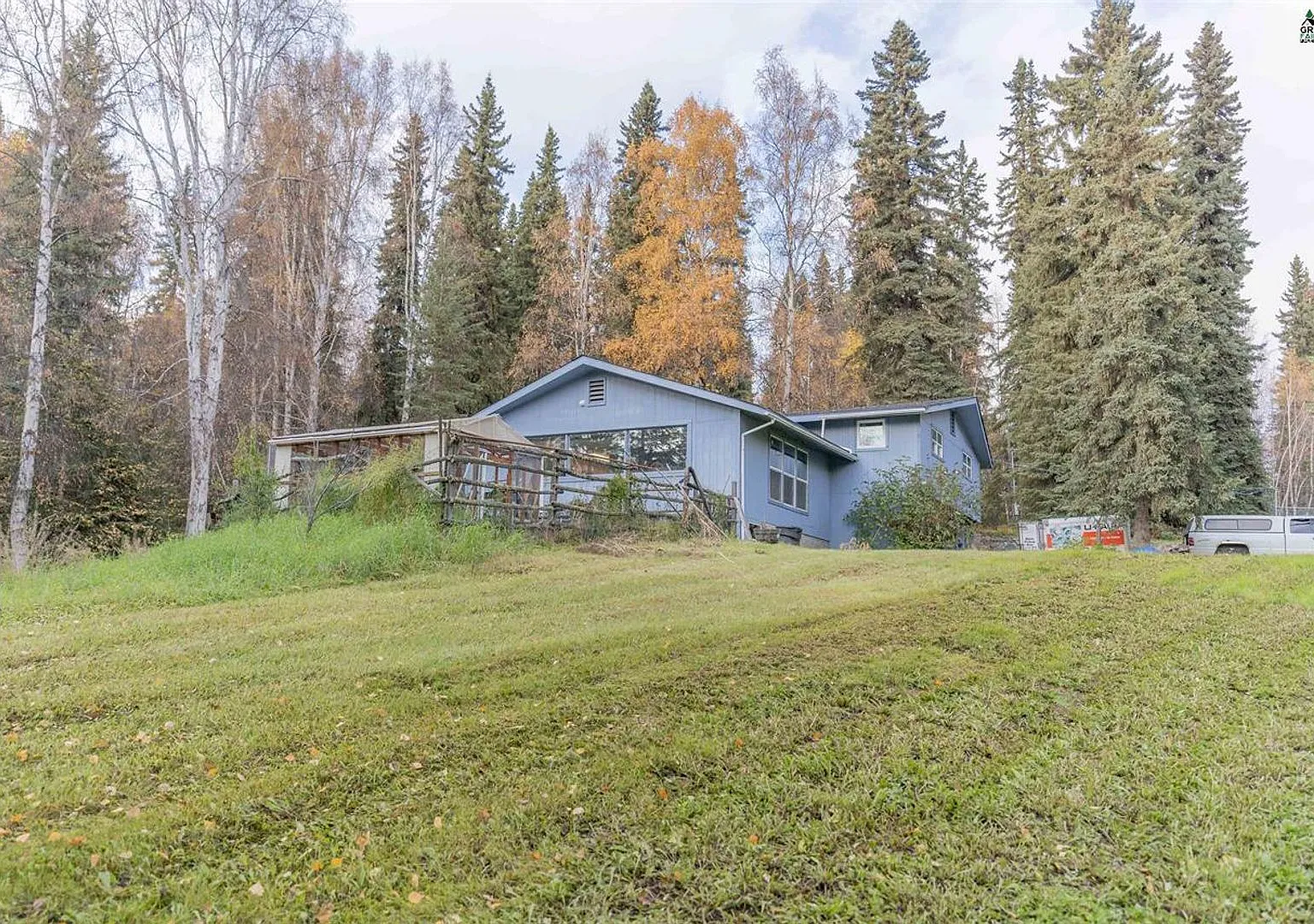 Large 3 bedroom 2 bath 2 car garage with shop and MIL in Goldstream — Photo 4