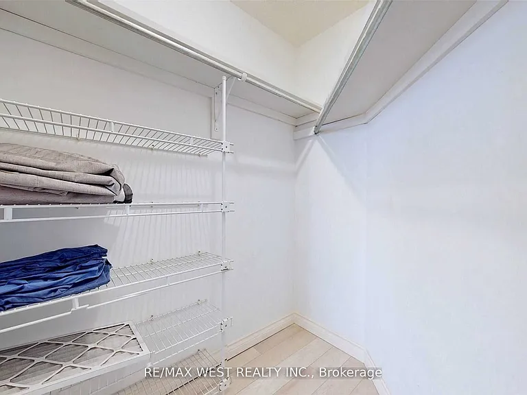 555 Yonge St #604 — Photo 14