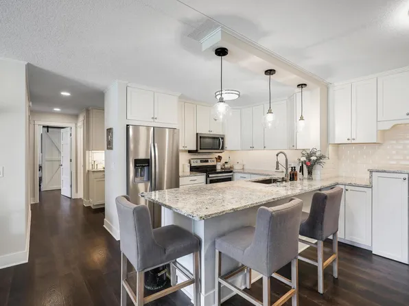 10511 Cedar Lake Rd APT 212, Minnetonka, MN 55305