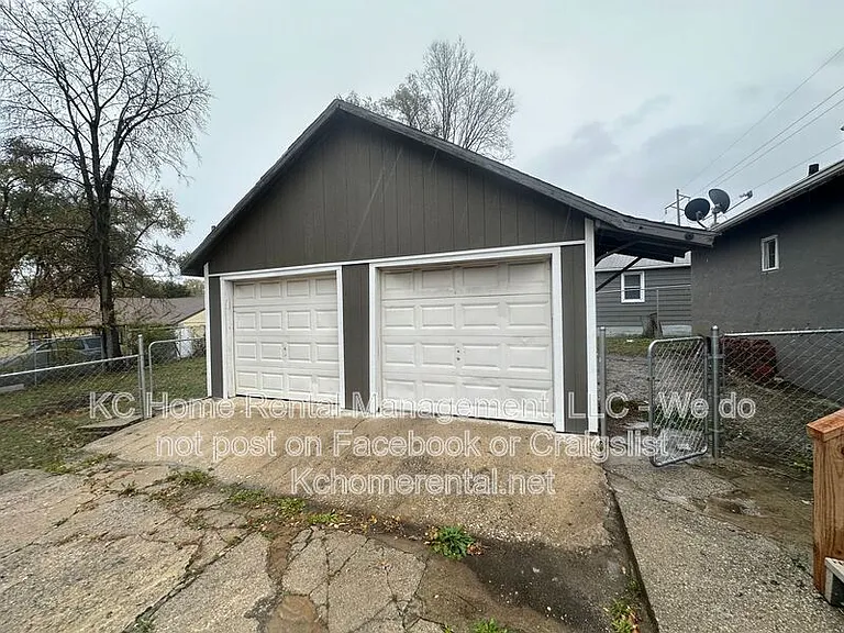 1200 E 23rd St S — Photo 33