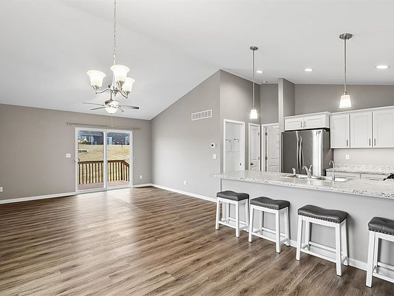 3rd image of 600 Riley Ln