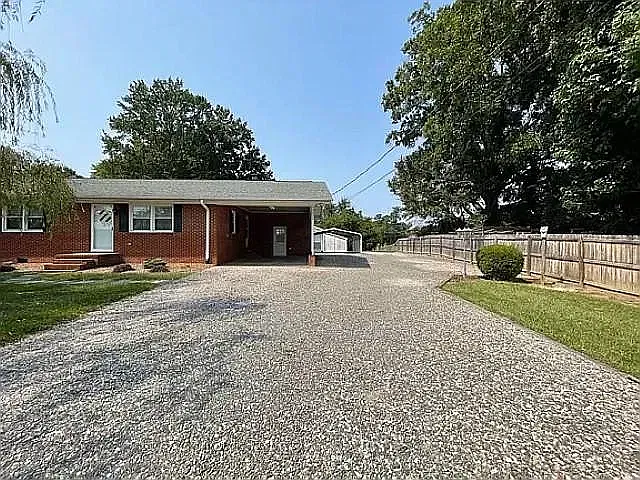 3 bed, 1350 sqft, $1,900 — Photo 2