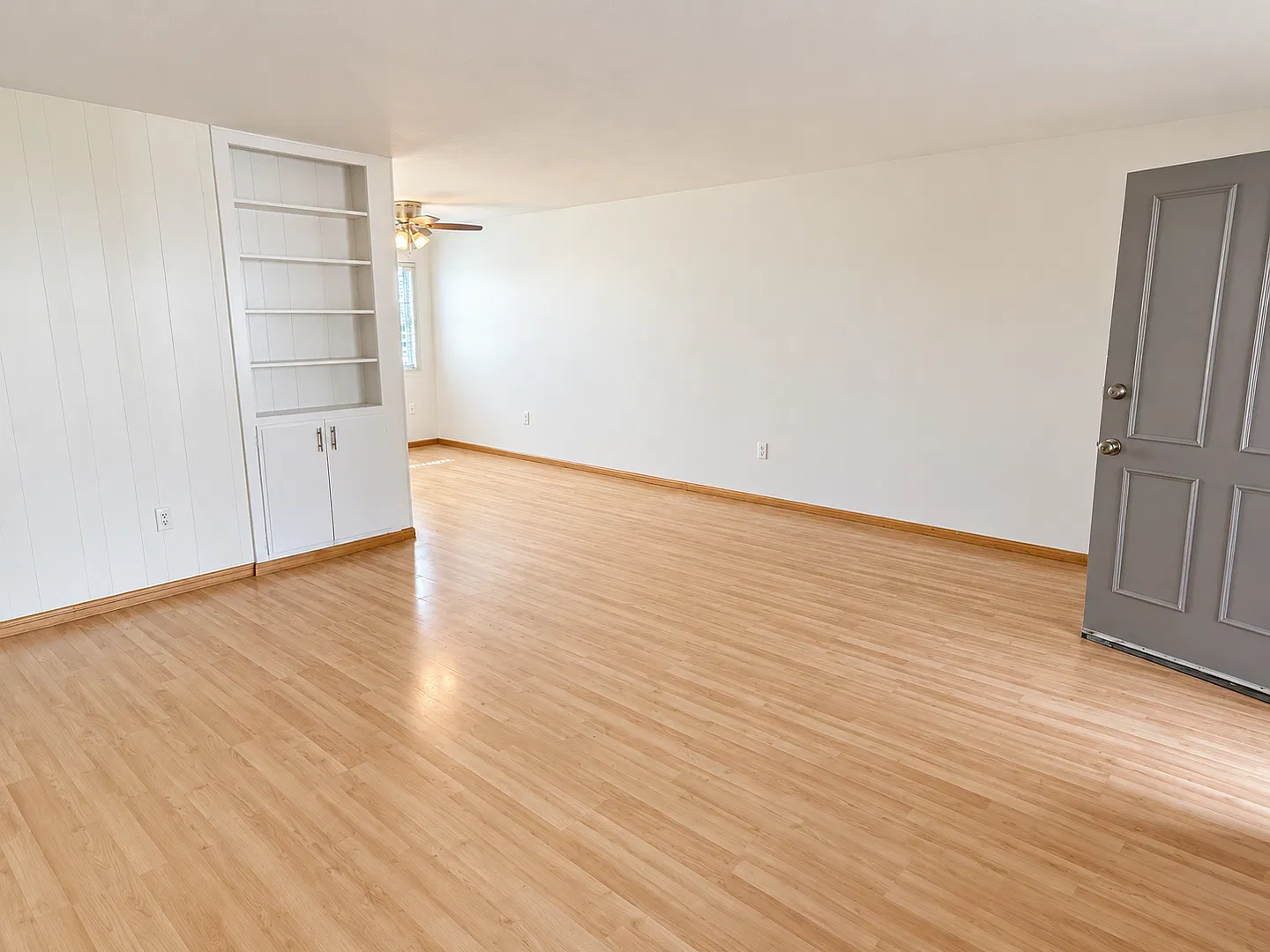Pacific Beach -Great 2br/1ba Lower Unit W/Parking & Coin Laundry — Photo 2