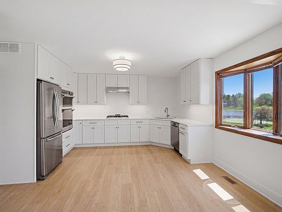 2nd image of 28 Windemere Ln