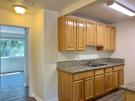 5th image of 1004 E Deodar St APT E