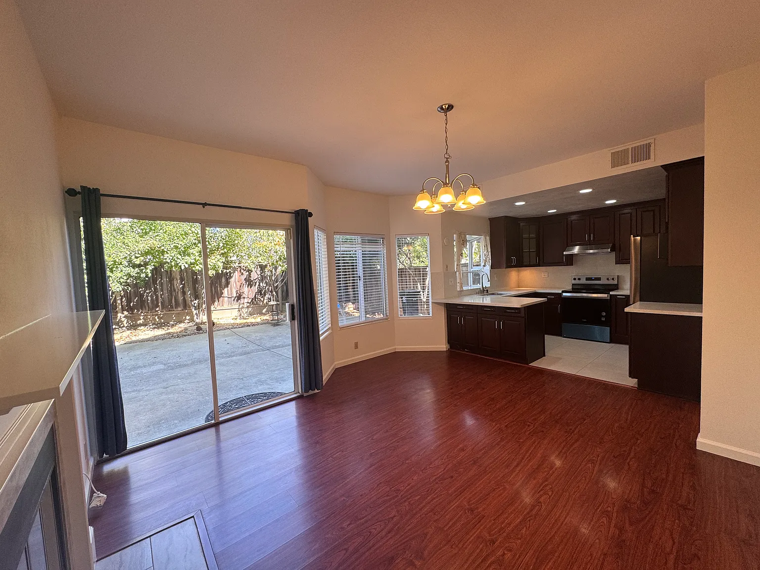 4 bed, 2.5 bath, 1950 sqft, $4,500 — Photo 4