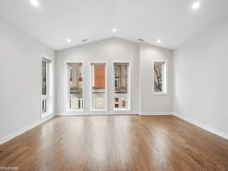 2246 W Jackson Blvd #3 — Photo 2