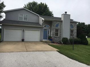 4 S Deer Lk, Villa Grove, IL 61956