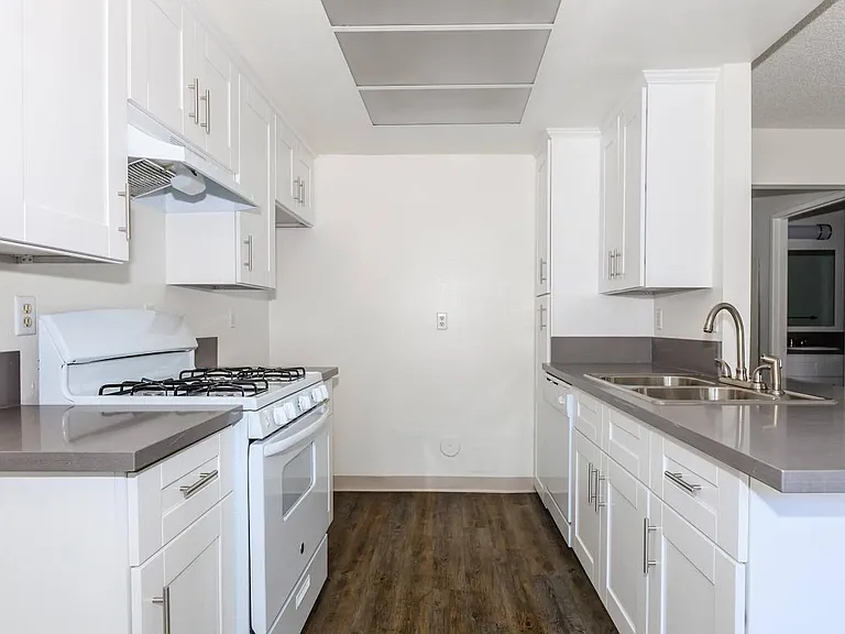 Woodglen Apartment Homes — Photo 28