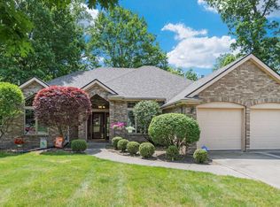 808 Woodland Xing, Fort Wayne, IN