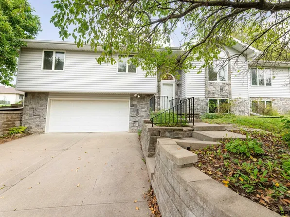 340 Pinewood Dr, Nebraska City, NE 68410