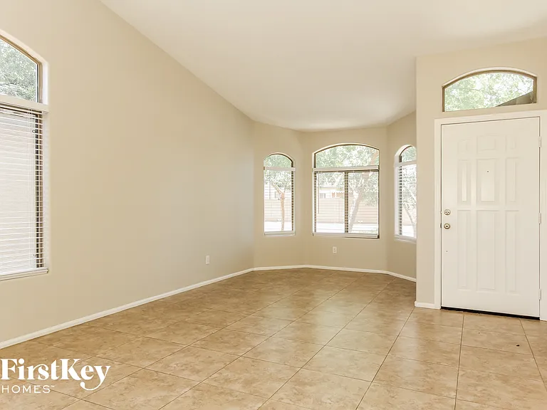 7913 S 45th Ln — Photo 2