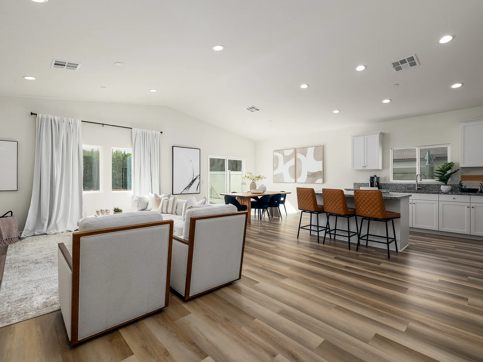 4 bed, 1895 sqft, $6,495 — Photo 4
