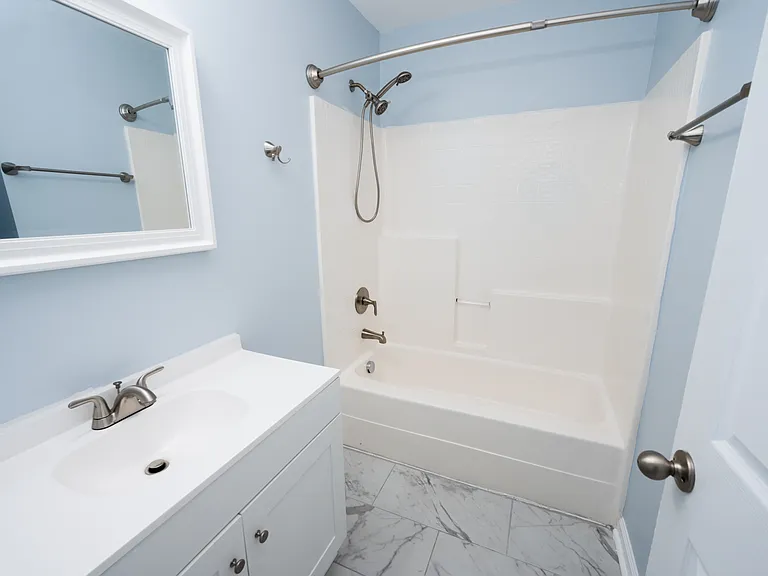 100 Lakeside Green Dr — Photo 17
