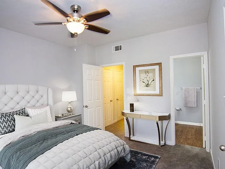 South Bluffs Apartments — Photo 10