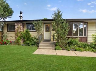 135 NW Huntcroft Way NE, Calgary, AB T2K 4E4