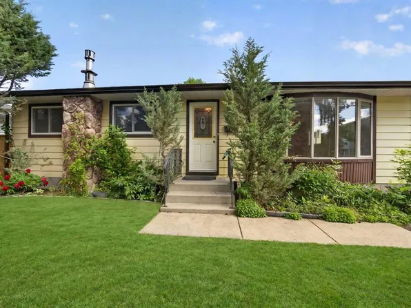 135 NW Huntcroft Way NE, Calgary, AB T2K 4E4