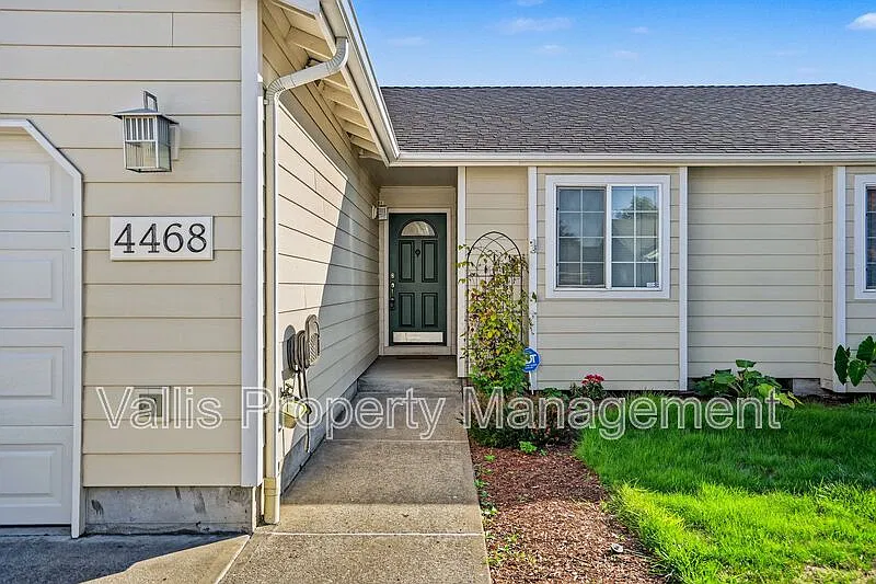 3 bed, 2.0 bath, 1464 sqft, $2,400 — Photo 3