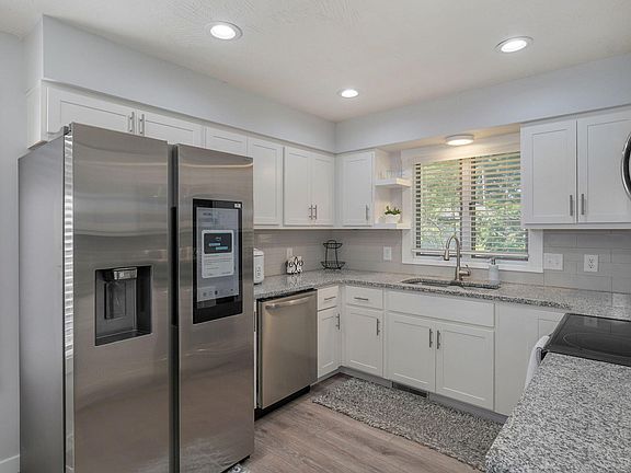 2nd image of 1037 W Lindberg Street
