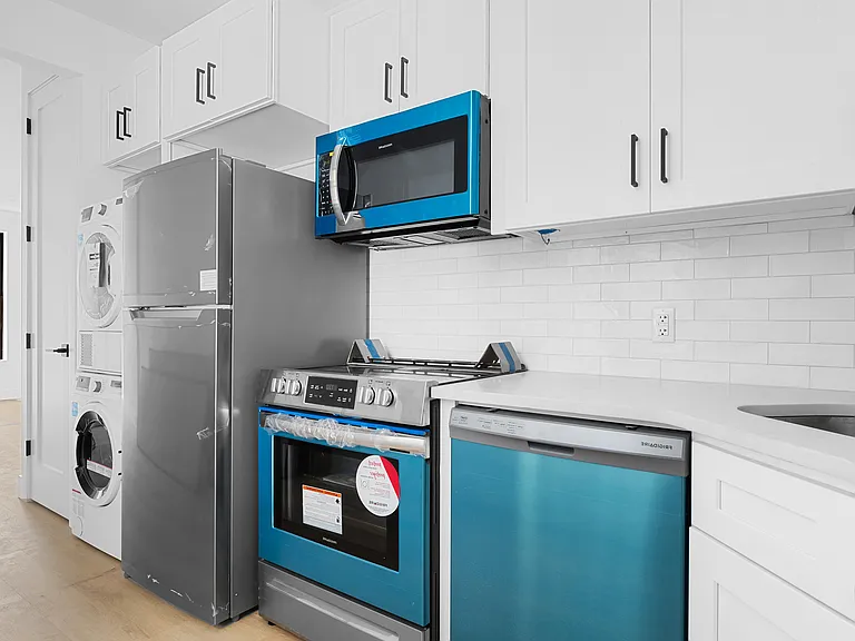 245 S 3rd St #4R — Photo 2